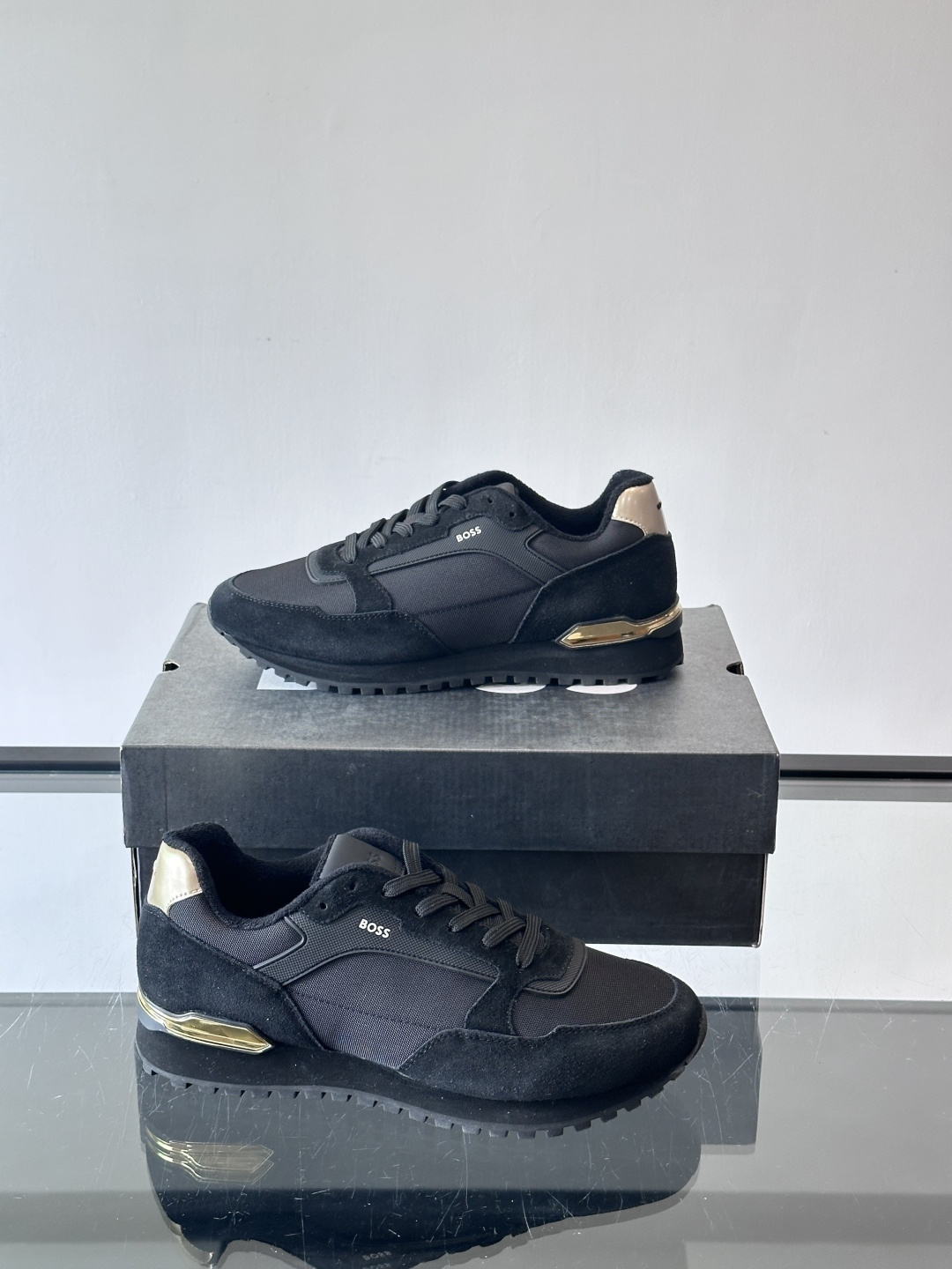 BOSS 意大利男士休闲运动鞋，官网一比一开模。精选光滑进口牛皮➕科技布面料制成。采用橡胶外底和品牌标识