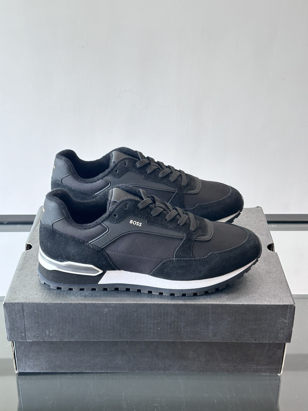 BOSS 意大利男士休闲运动鞋，官网一比一开模。精选光滑进口牛皮➕科技布面料制成。采用橡胶外底和品牌标识