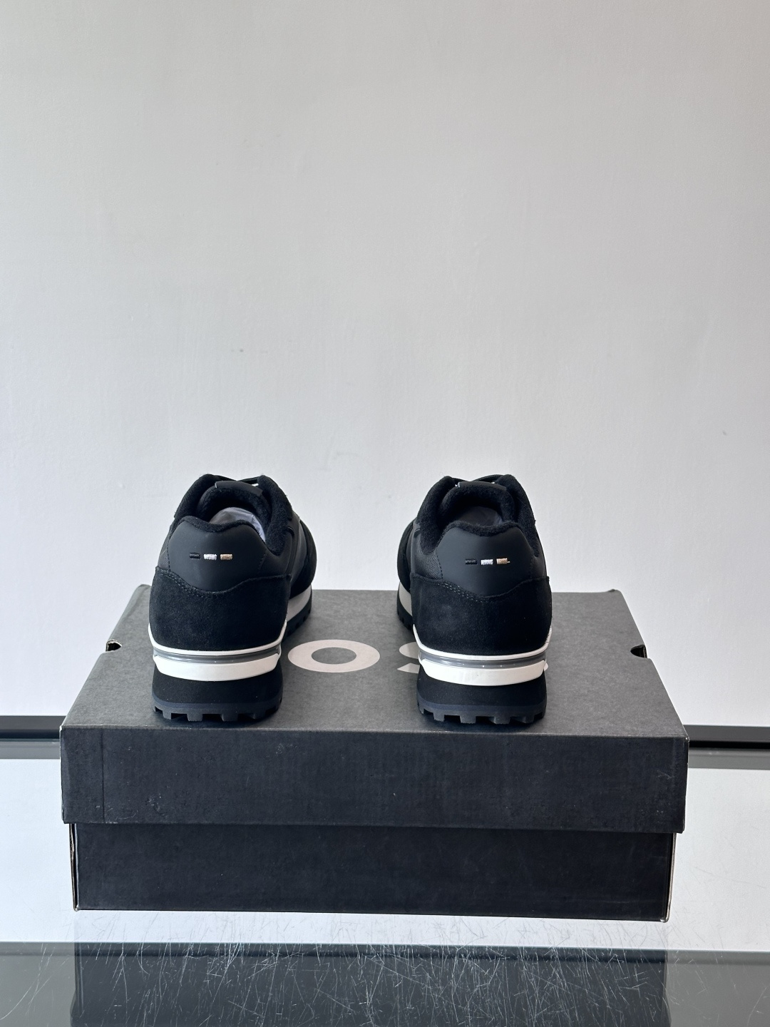 BOSS 意大利男士休闲运动鞋，官网一比一开模。精选光滑进口牛皮➕科技布面料制成。采用橡胶外底和品牌标识