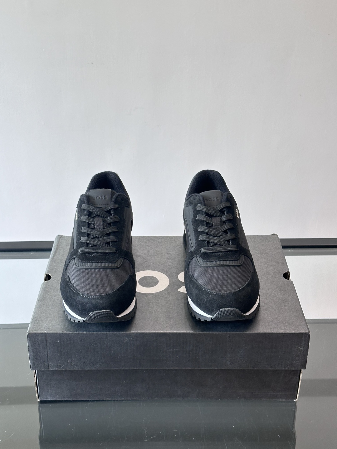 BOSS 意大利男士休闲运动鞋，官网一比一开模。精选光滑进口牛皮➕科技布面料制成。采用橡胶外底和品牌标识