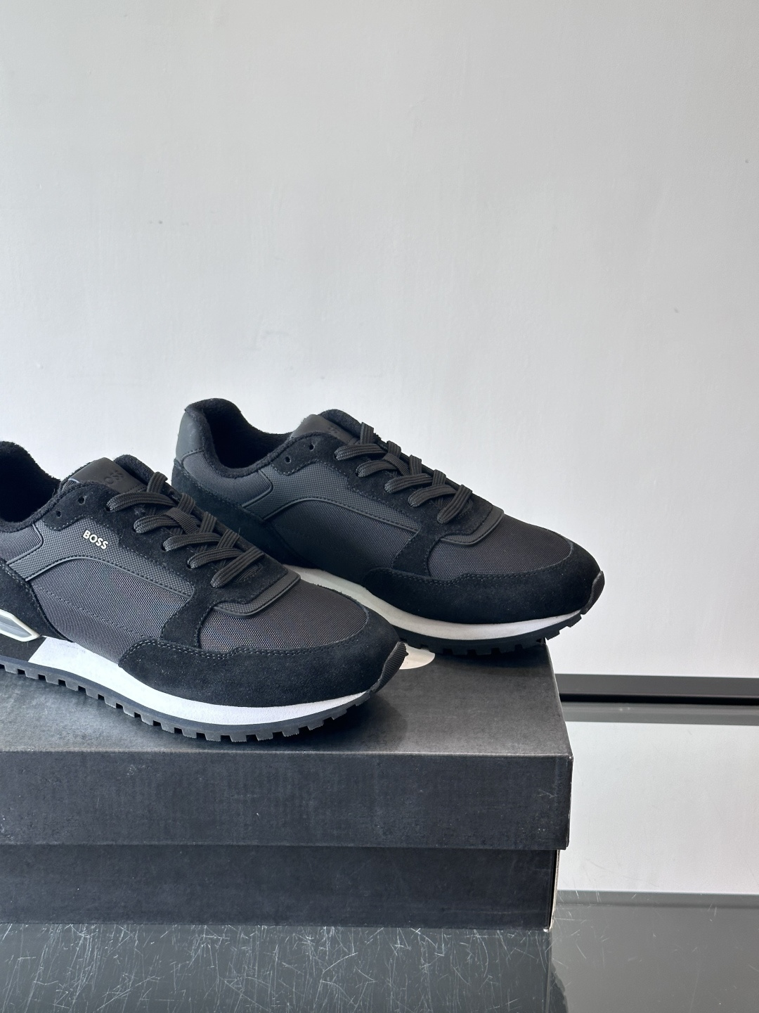 BOSS 意大利男士休闲运动鞋，官网一比一开模。精选光滑进口牛皮➕科技布面料制成。采用橡胶外底和品牌标识