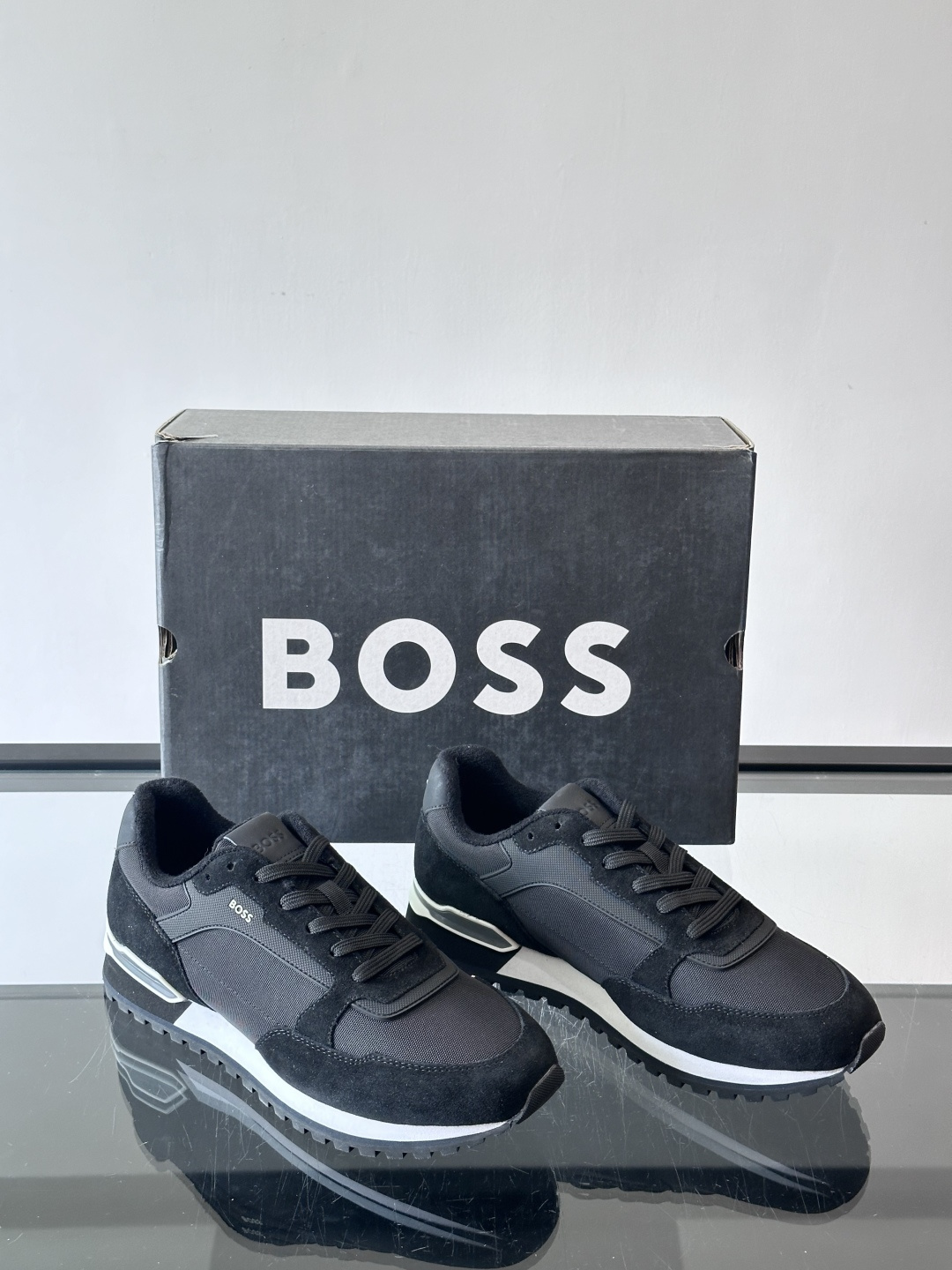 BOSS 意大利男士休闲运动鞋，官网一比一开模。精选光滑进口牛皮➕科技布面料制成。采用橡胶外底和品牌标识