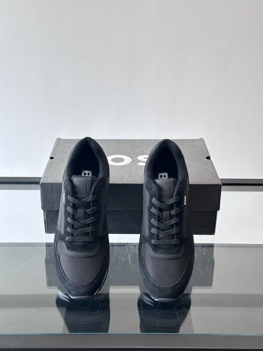 BOSS 意大利男士休闲运动鞋，官网一比一开模。精选光滑进口牛皮➕科技布面料制成。采用橡胶外底和品牌标识