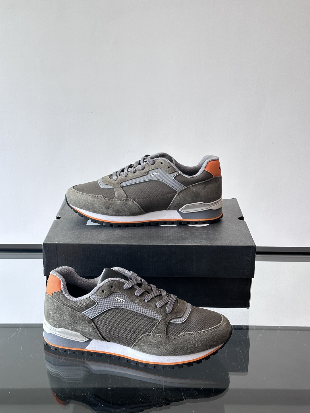 BOSS 意大利男士休闲运动鞋，官网一比一开模。精选光滑进口牛皮➕科技布面料制成。采用橡胶外底和品牌标识