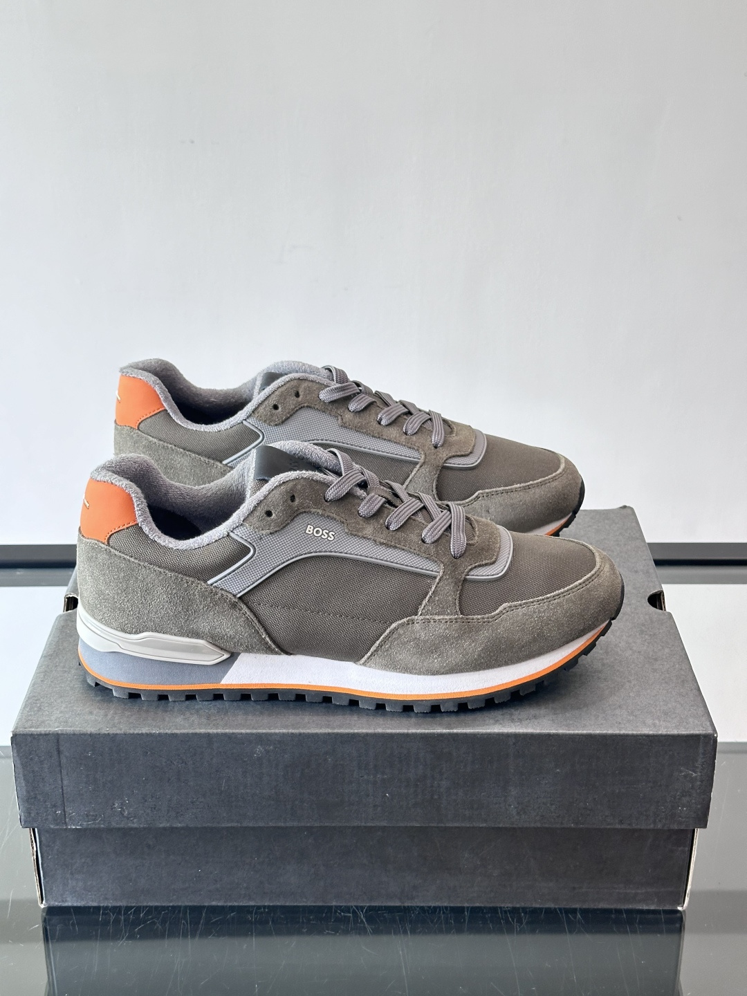 BOSS 意大利男士休闲运动鞋，官网一比一开模。精选光滑进口牛皮➕科技布面料制成。采用橡胶外底和品牌标识