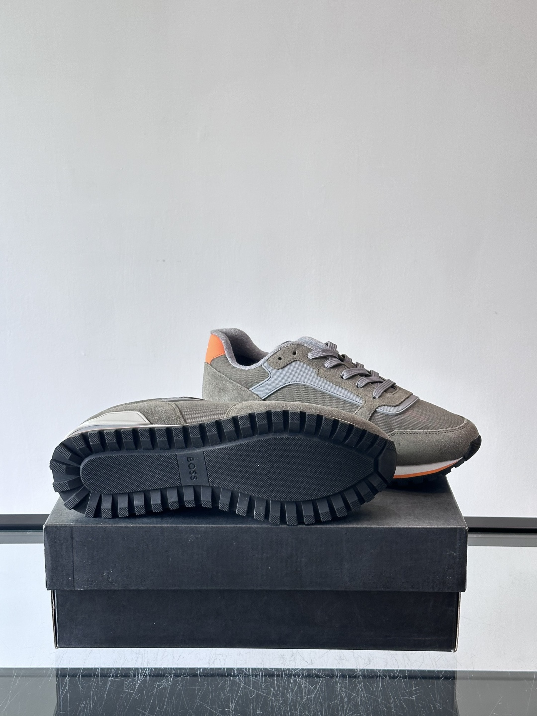 BOSS 意大利男士休闲运动鞋，官网一比一开模。精选光滑进口牛皮➕科技布面料制成。采用橡胶外底和品牌标识