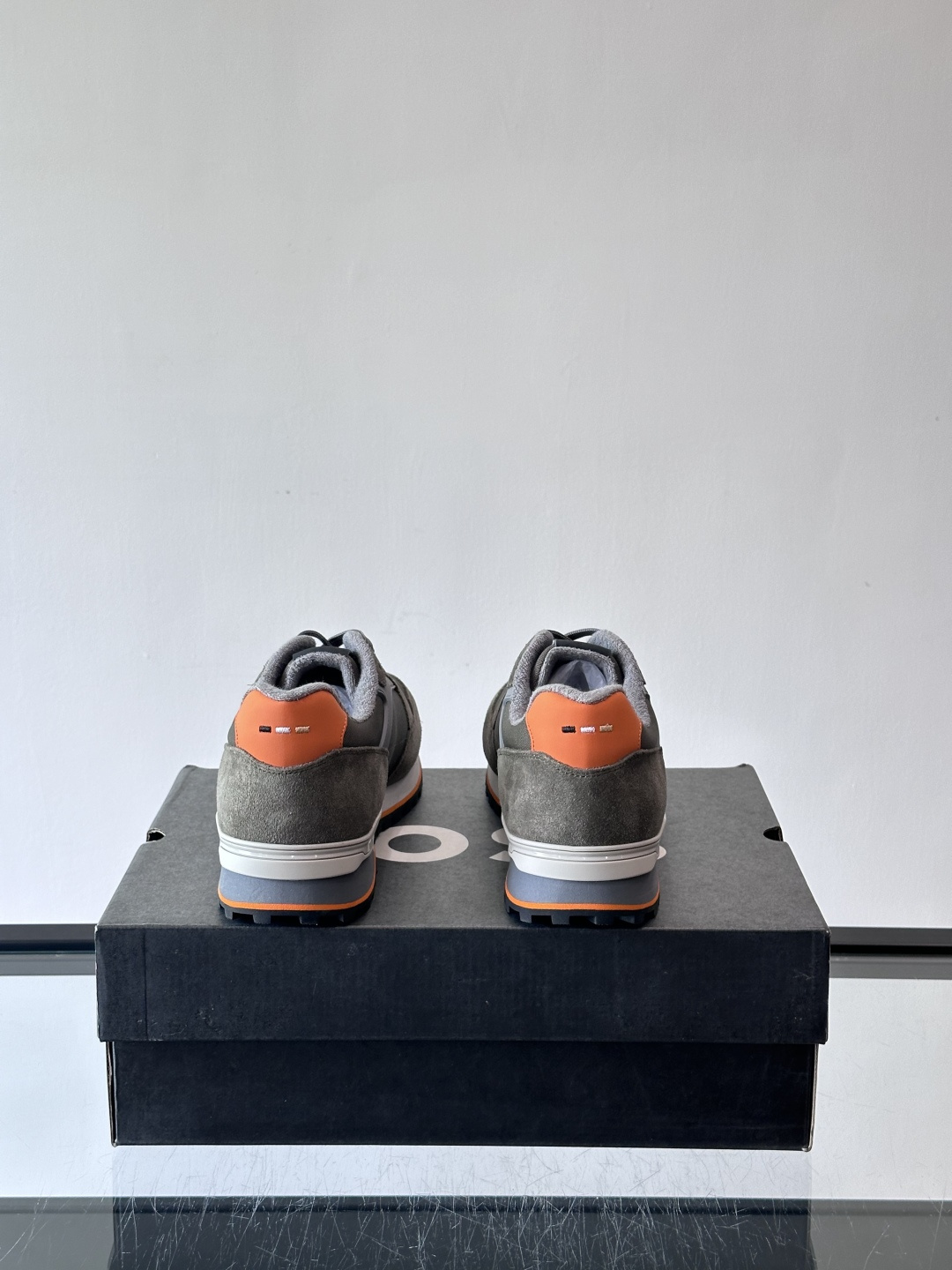 BOSS 意大利男士休闲运动鞋，官网一比一开模。精选光滑进口牛皮➕科技布面料制成。采用橡胶外底和品牌标识