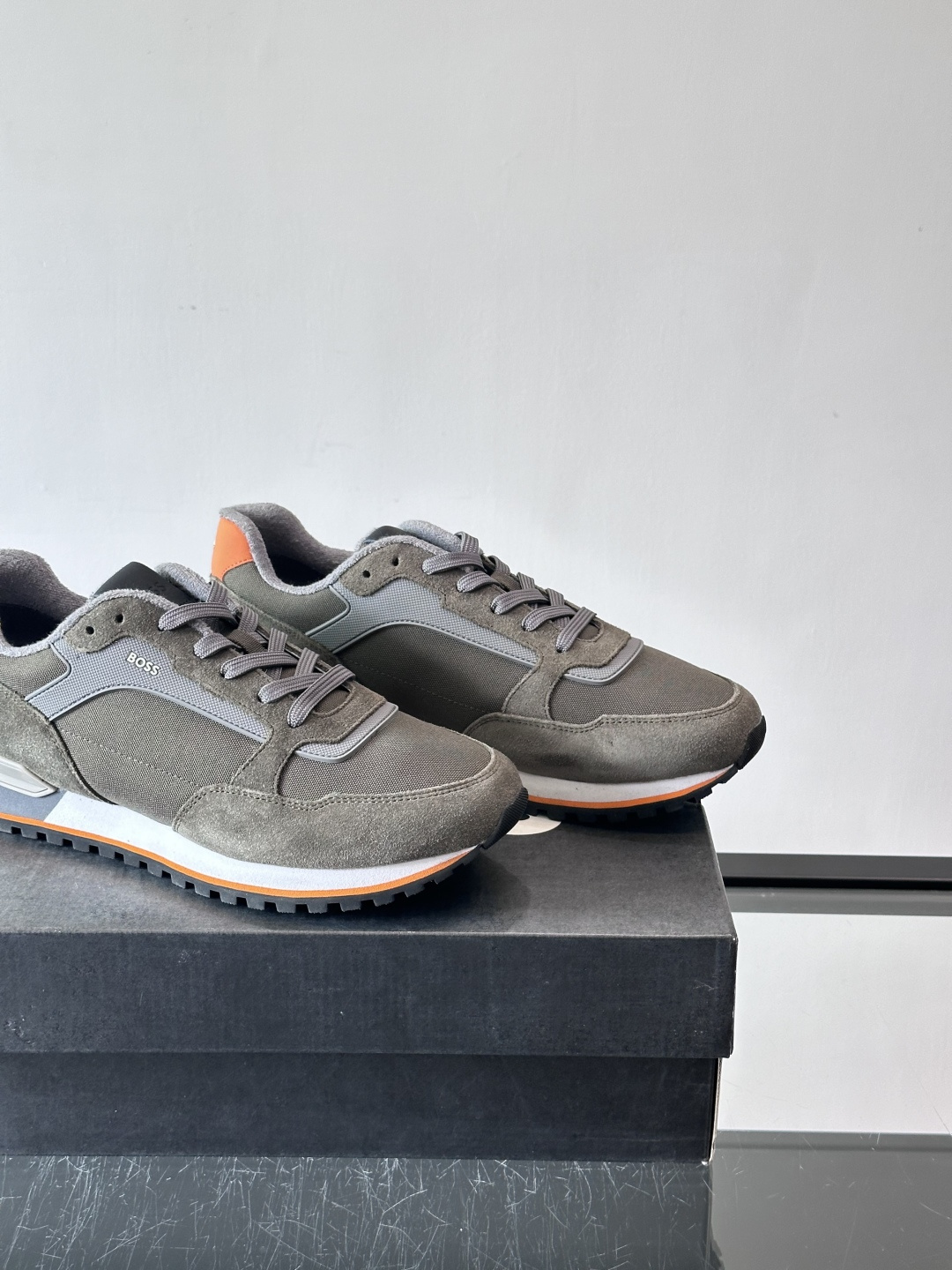 BOSS 意大利男士休闲运动鞋，官网一比一开模。精选光滑进口牛皮➕科技布面料制成。采用橡胶外底和品牌标识