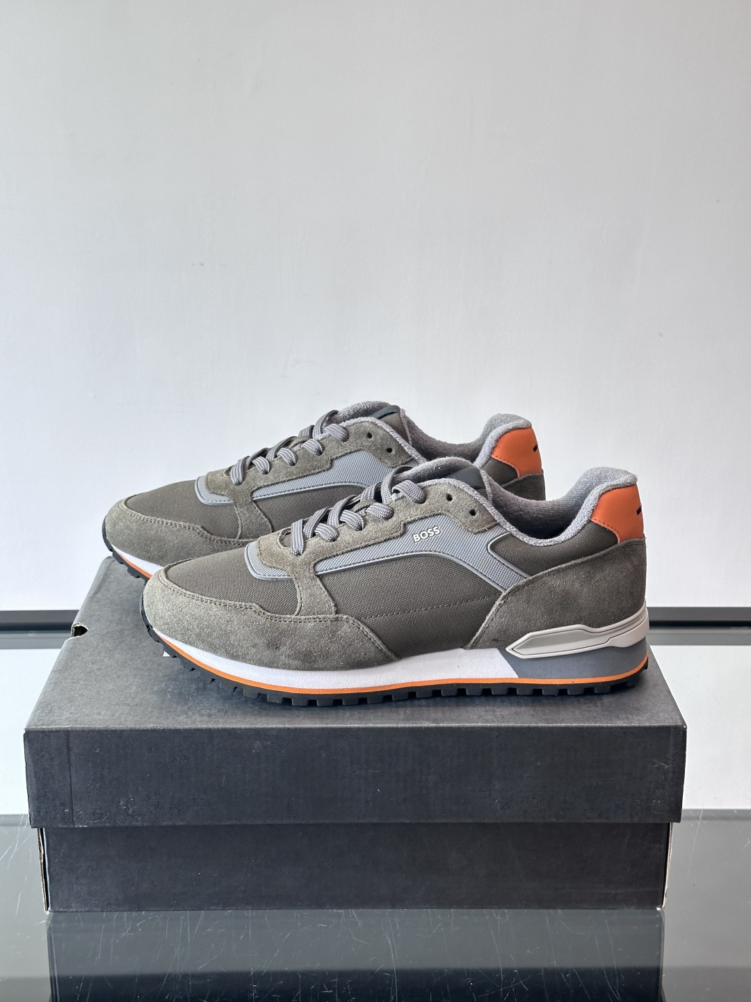 BOSS 意大利男士休闲运动鞋，官网一比一开模。精选光滑进口牛皮➕科技布面料制成。采用橡胶外底和品牌标识