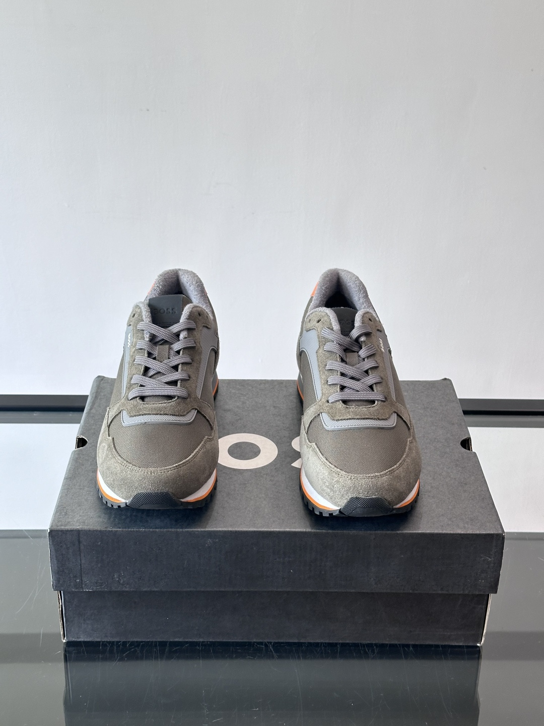 BOSS 意大利男士休闲运动鞋，官网一比一开模。精选光滑进口牛皮➕科技布面料制成。采用橡胶外底和品牌标识