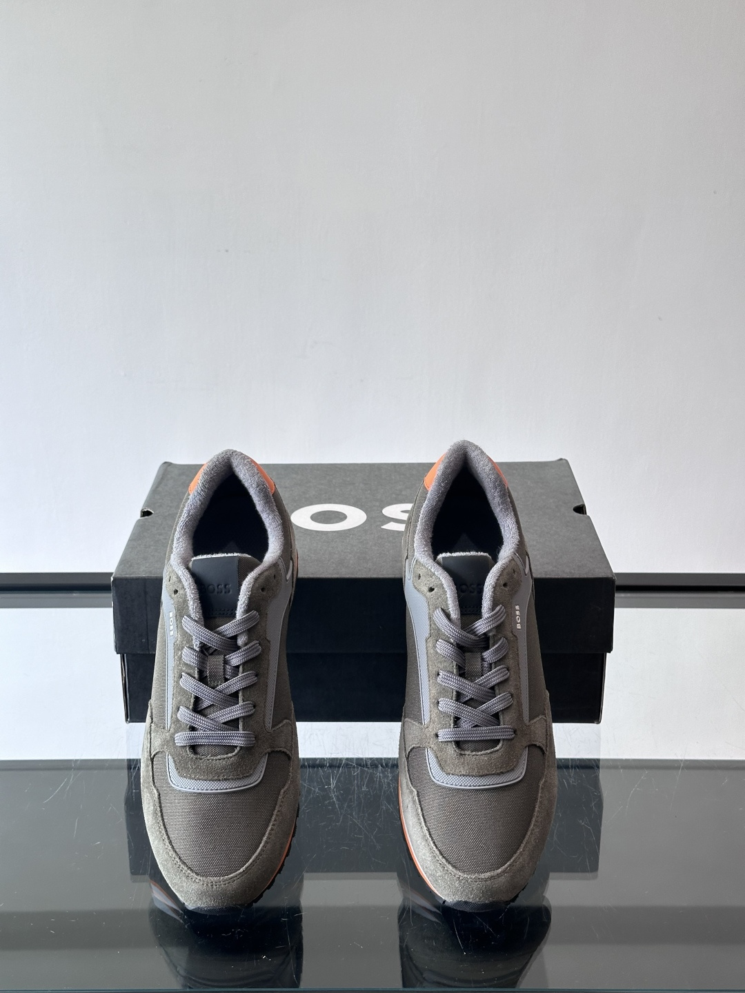 BOSS 意大利男士休闲运动鞋，官网一比一开模。精选光滑进口牛皮➕科技布面料制成。采用橡胶外底和品牌标识