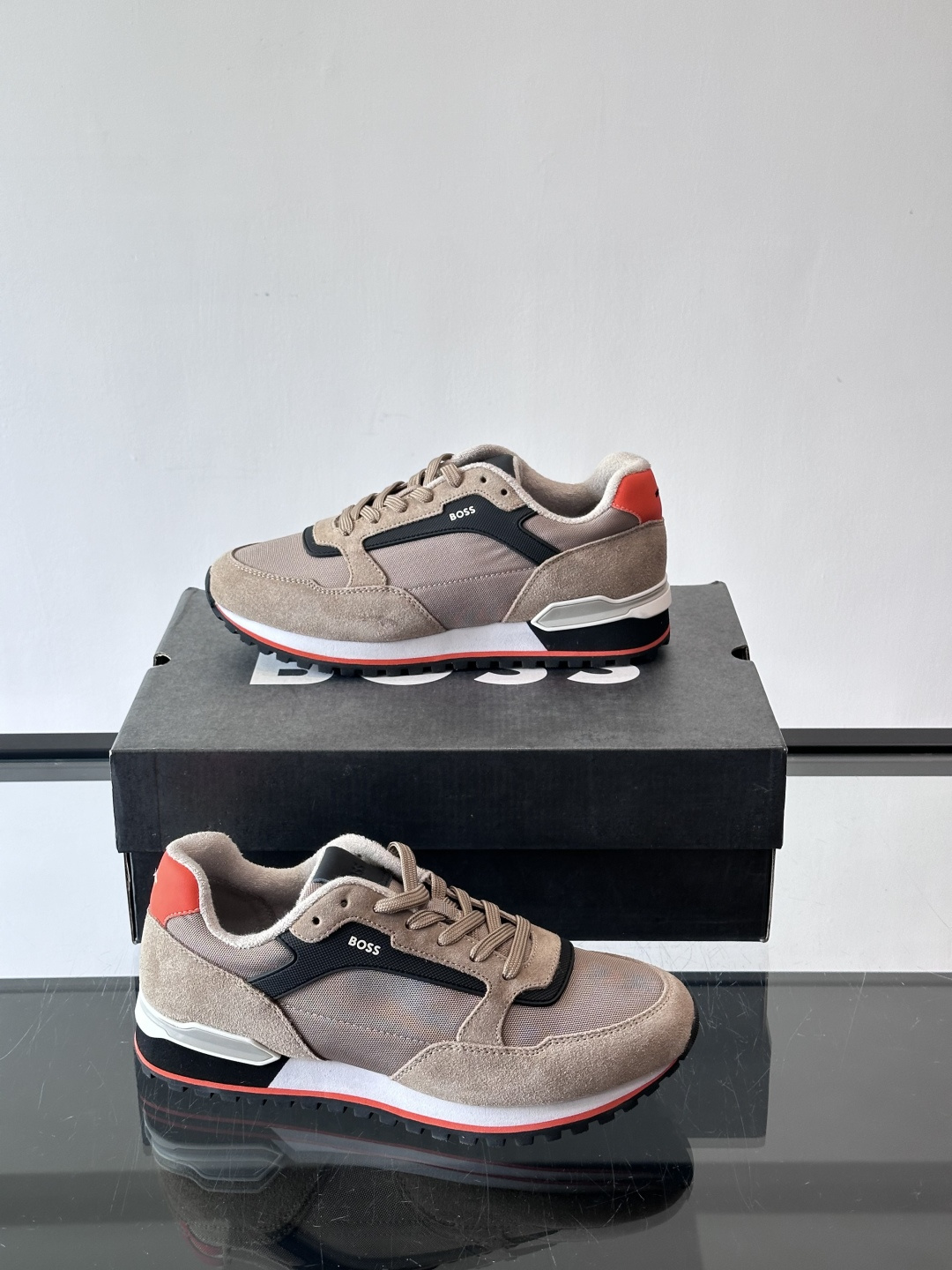 BOSS 意大利男士休闲运动鞋，官网一比一开模。精选光滑进口牛皮➕科技布面料制成。采用橡胶外底和品牌标识