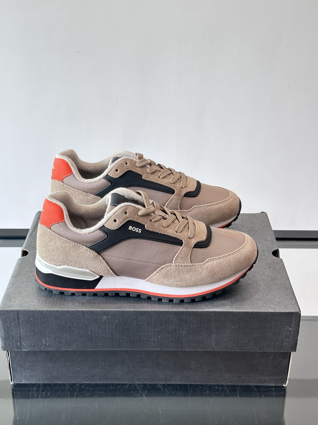 BOSS 意大利男士休闲运动鞋，官网一比一开模。精选光滑进口牛皮➕科技布面料制成。采用橡胶外底和品牌标识