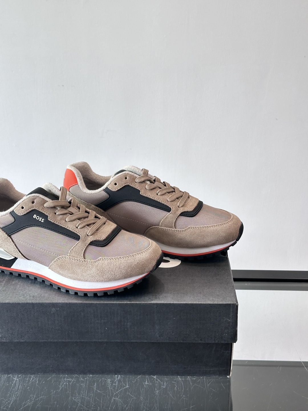 BOSS 意大利男士休闲运动鞋，官网一比一开模。精选光滑进口牛皮➕科技布面料制成。采用橡胶外底和品牌标识