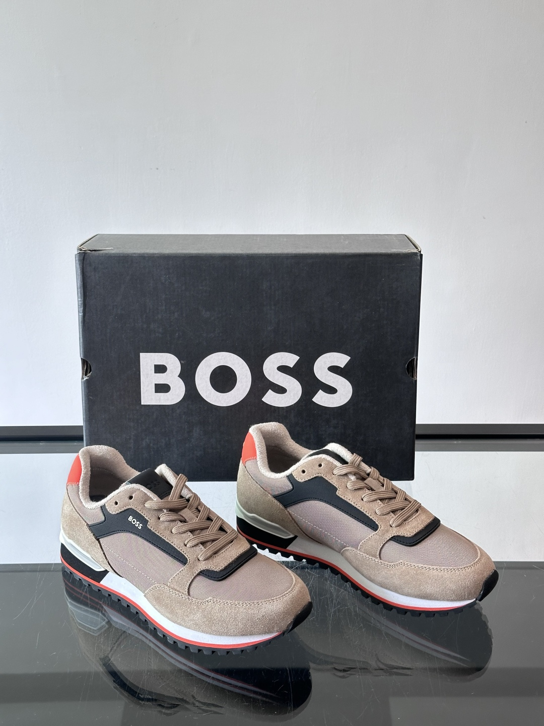 BOSS 意大利男士休闲运动鞋，官网一比一开模。精选光滑进口牛皮➕科技布面料制成。采用橡胶外底和品牌标识