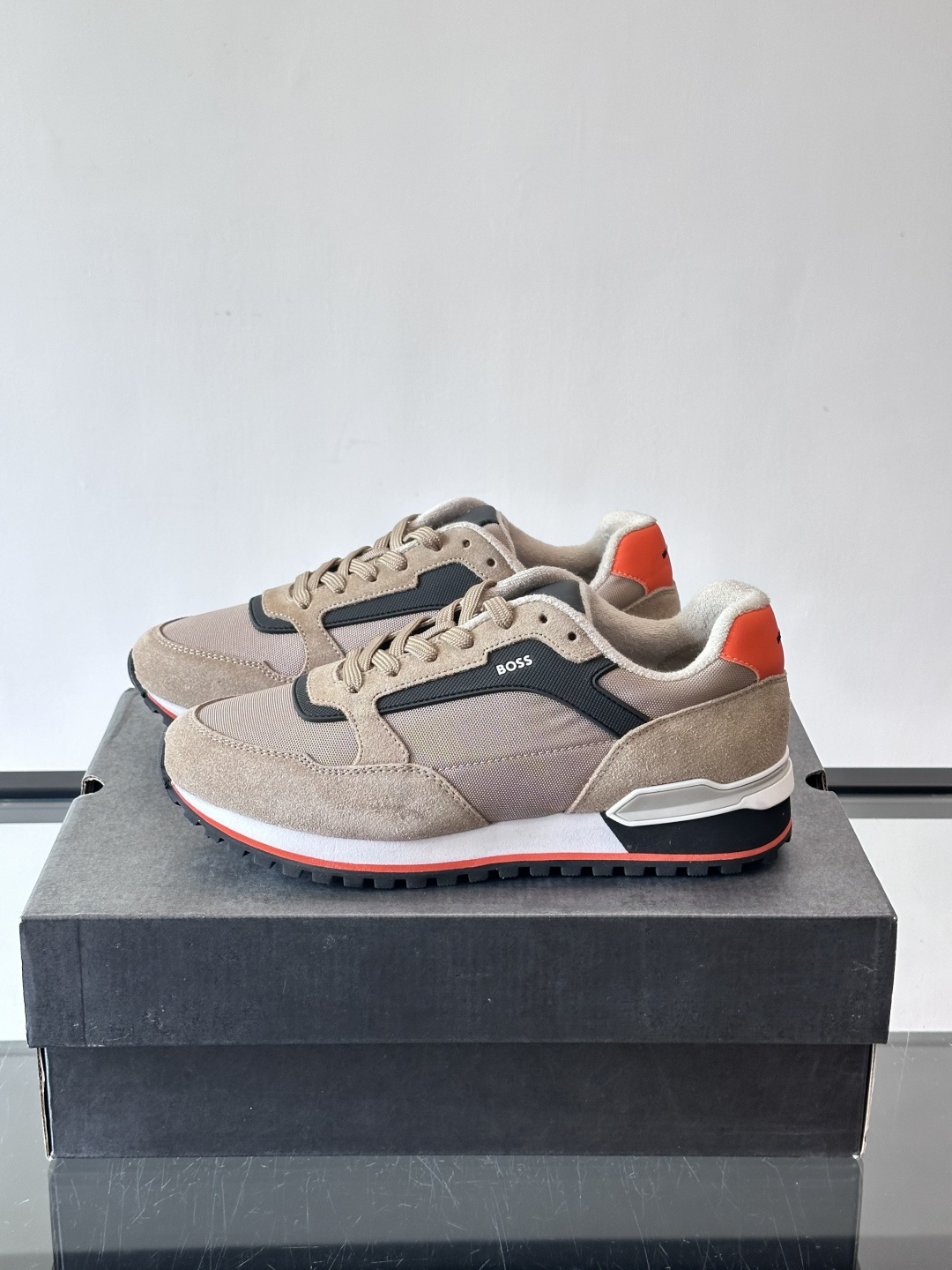 BOSS 意大利男士休闲运动鞋，官网一比一开模。精选光滑进口牛皮➕科技布面料制成。采用橡胶外底和品牌标识