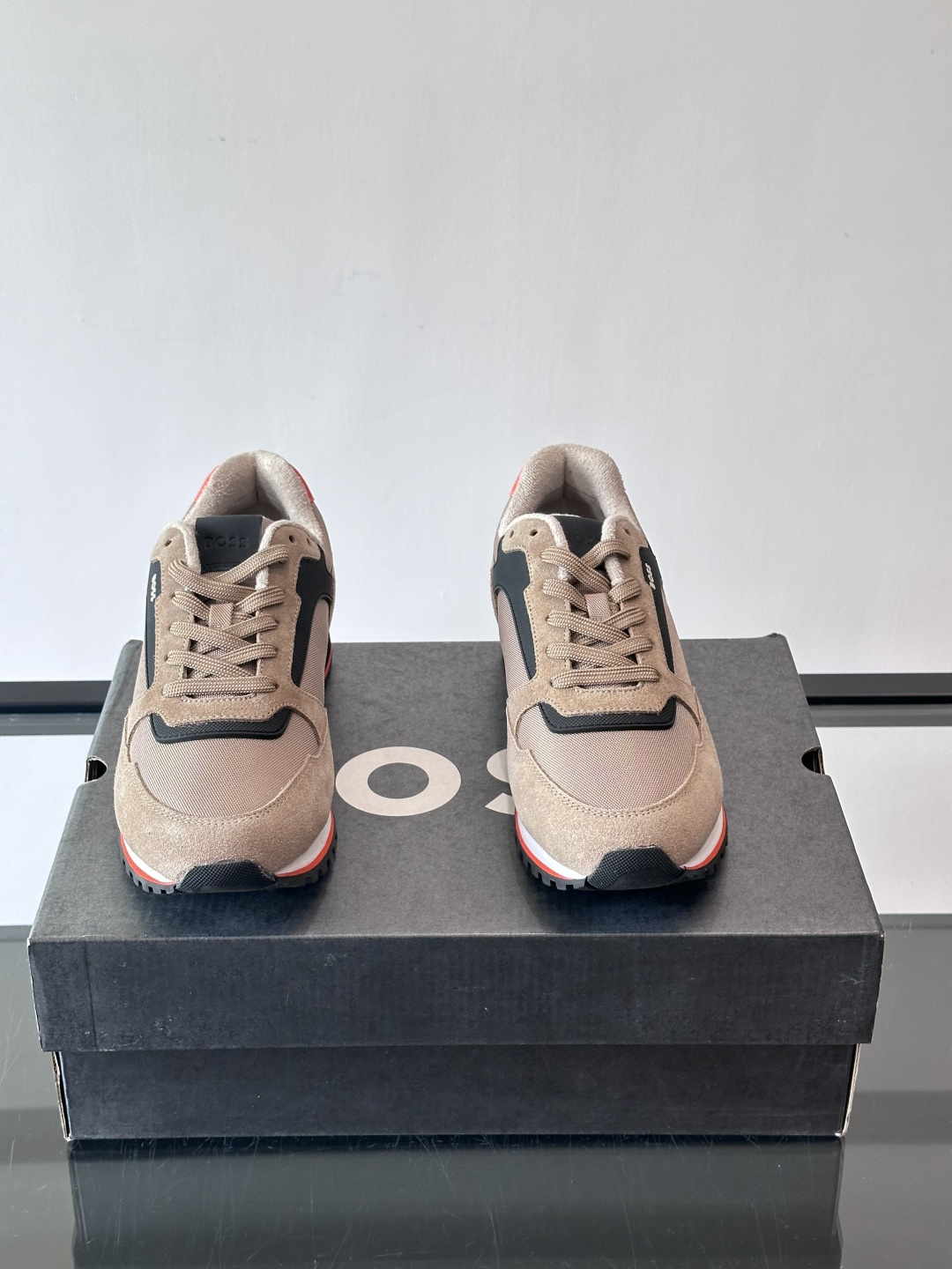 BOSS 意大利男士休闲运动鞋，官网一比一开模。精选光滑进口牛皮➕科技布面料制成。采用橡胶外底和品牌标识