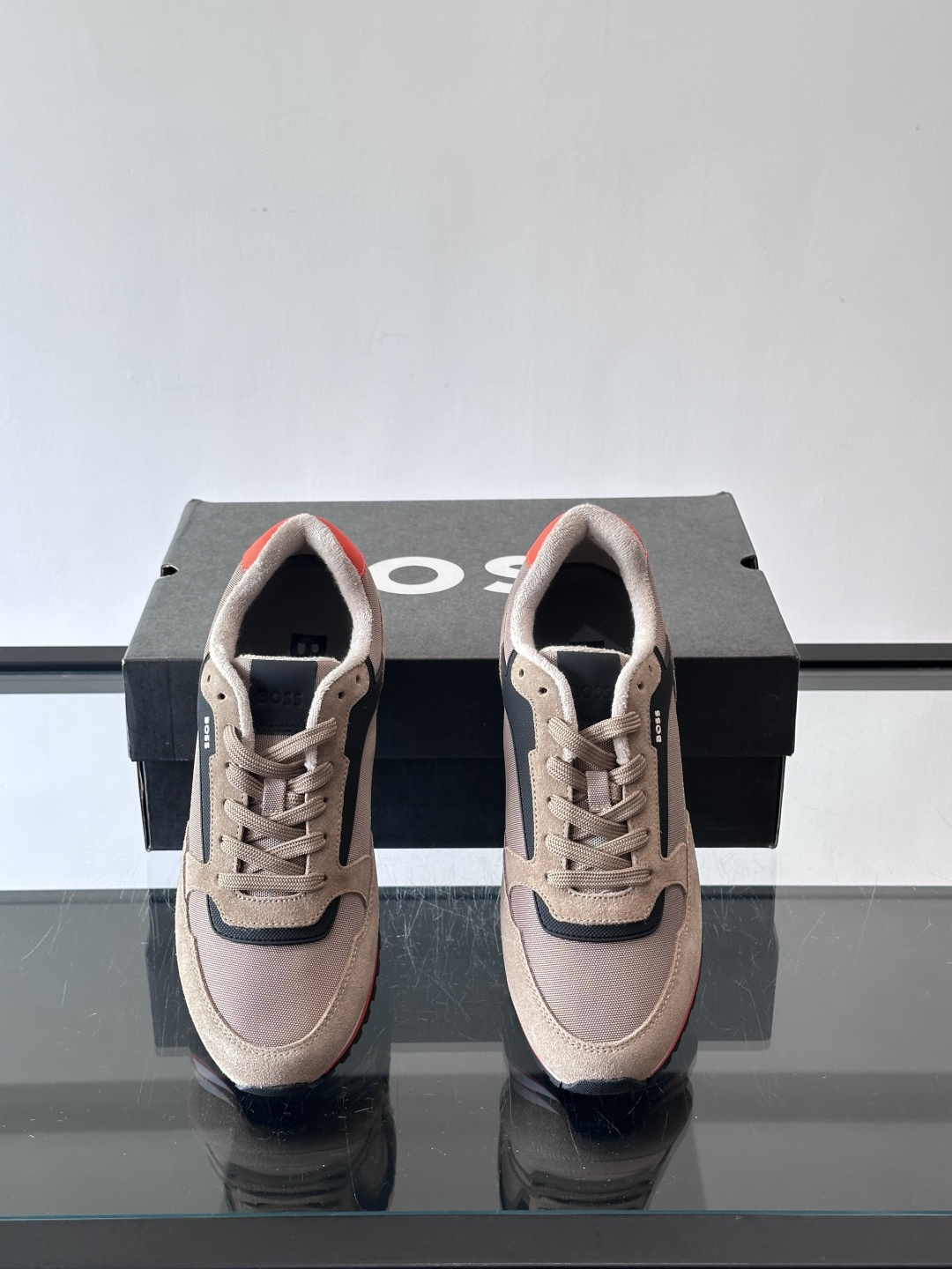 BOSS 意大利男士休闲运动鞋，官网一比一开模。精选光滑进口牛皮➕科技布面料制成。采用橡胶外底和品牌标识