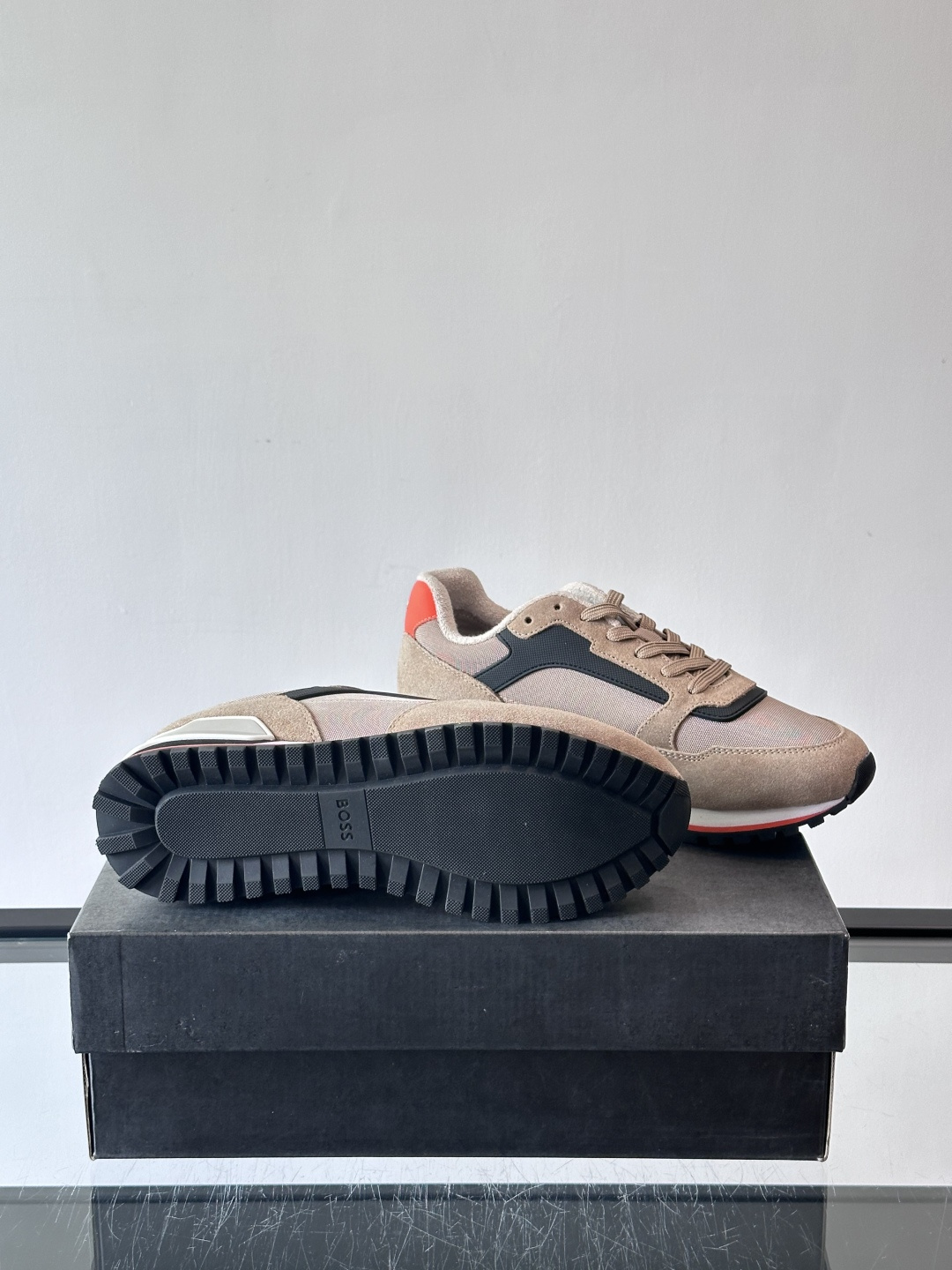 BOSS 意大利男士休闲运动鞋，官网一比一开模。精选光滑进口牛皮➕科技布面料制成。采用橡胶外底和品牌标识