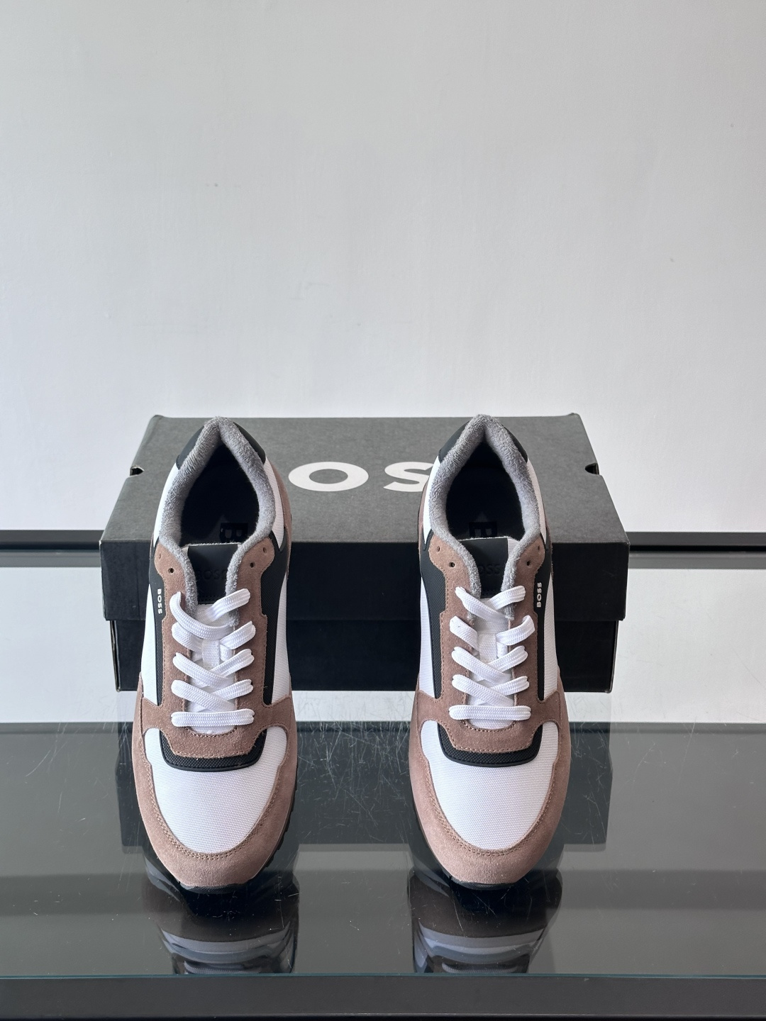 BOSS 意大利男士休闲运动鞋，官网一比一开模。精选光滑进口牛皮➕科技布面料制成。采用橡胶外底和品牌标识