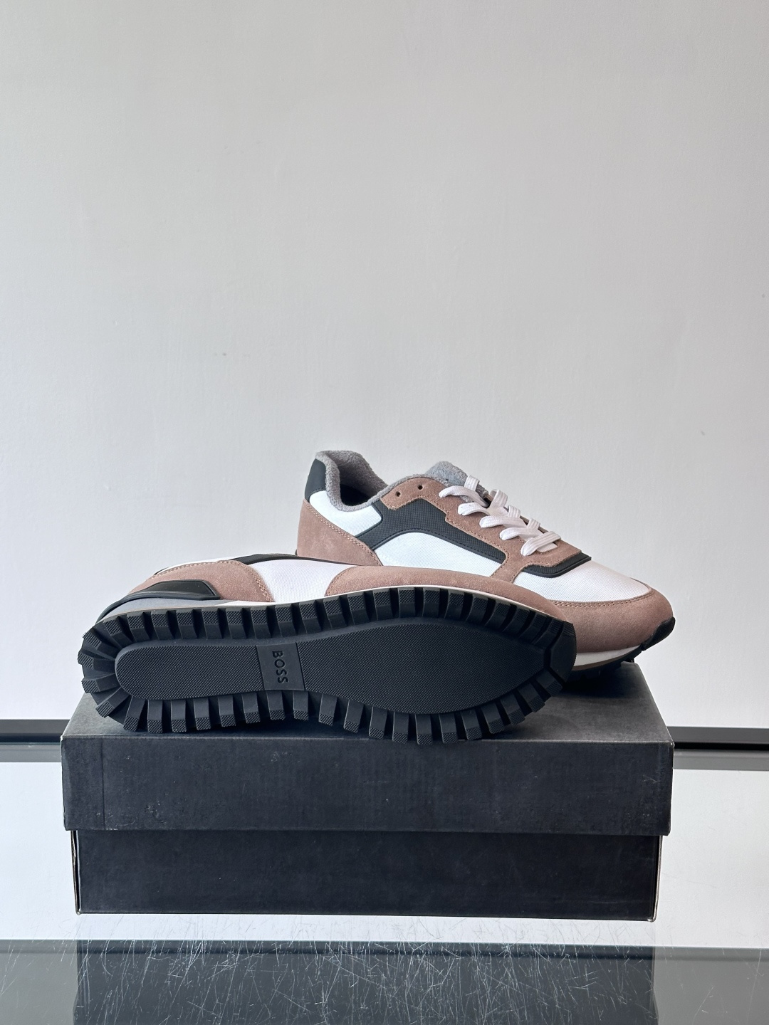 BOSS 意大利男士休闲运动鞋，官网一比一开模。精选光滑进口牛皮➕科技布面料制成。采用橡胶外底和品牌标识