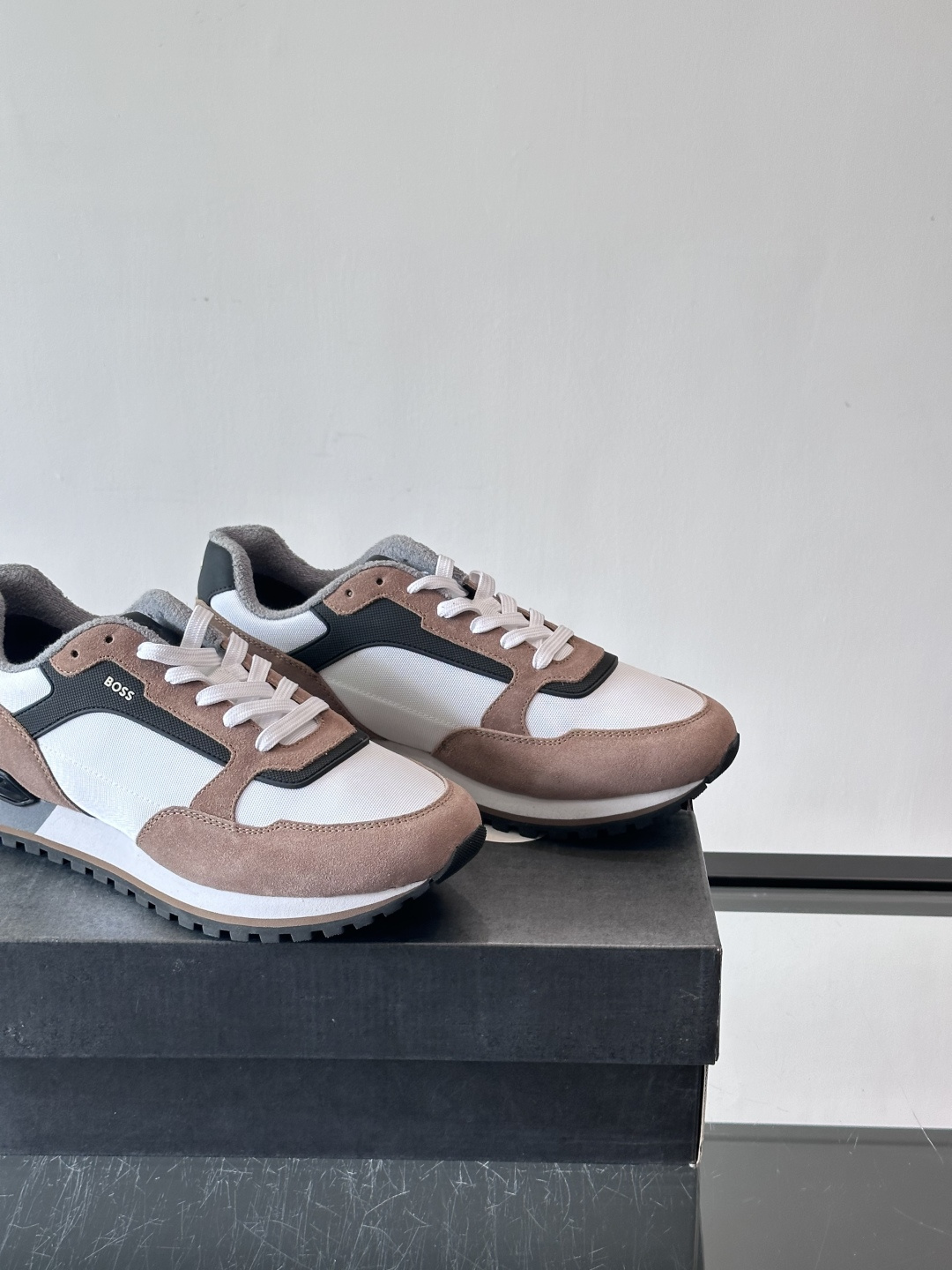 BOSS 意大利男士休闲运动鞋，官网一比一开模。精选光滑进口牛皮➕科技布面料制成。采用橡胶外底和品牌标识