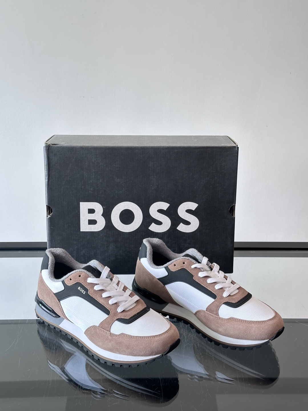 BOSS 意大利男士休闲运动鞋，官网一比一开模。精选光滑进口牛皮➕科技布面料制成。采用橡胶外底和品牌标识