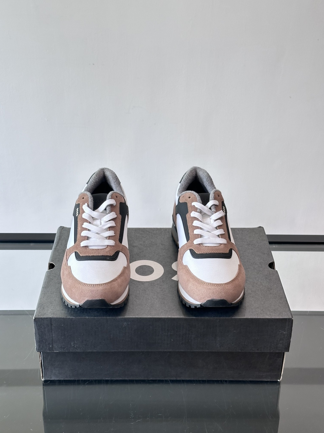 BOSS 意大利男士休闲运动鞋，官网一比一开模。精选光滑进口牛皮➕科技布面料制成。采用橡胶外底和品牌标识