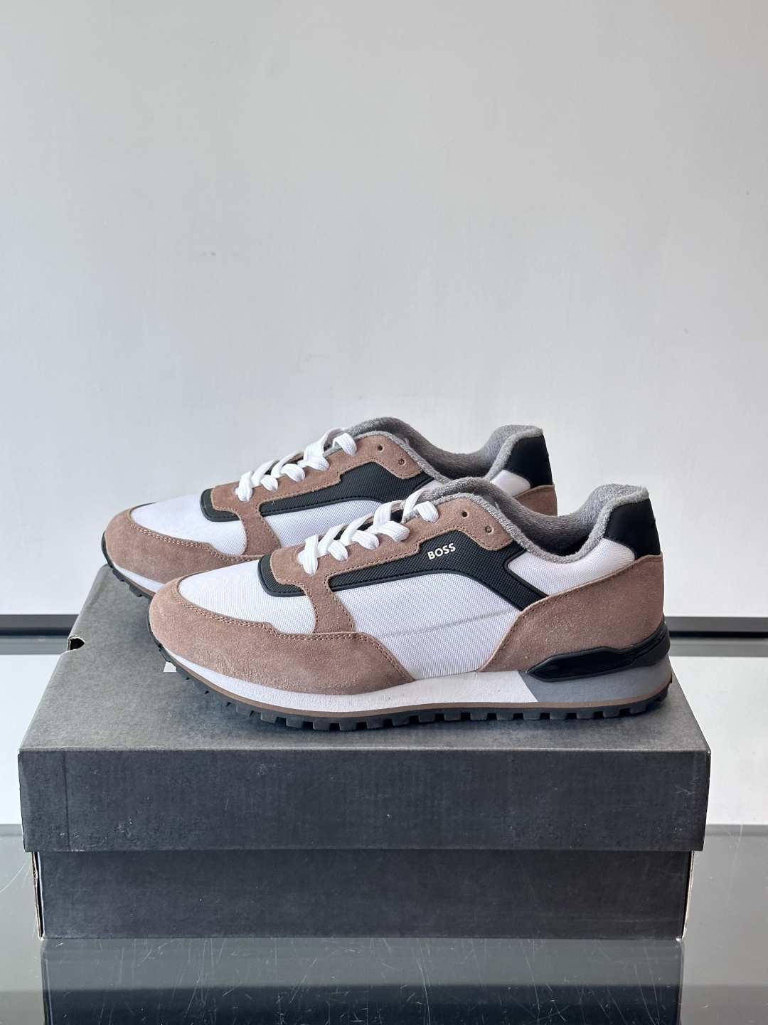 BOSS 意大利男士休闲运动鞋，官网一比一开模。精选光滑进口牛皮➕科技布面料制成。采用橡胶外底和品牌标识