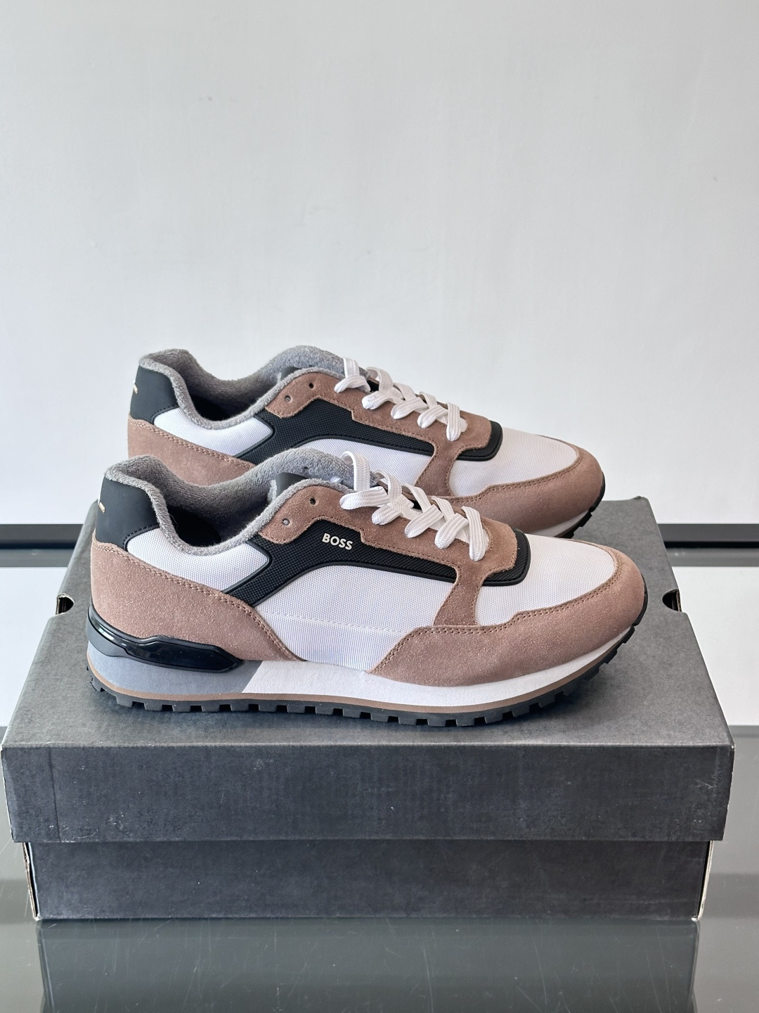 BOSS 意大利男士休闲运动鞋，官网一比一开模。精选光滑进口牛皮➕科技布面料制成。采用橡胶外底和品牌标识