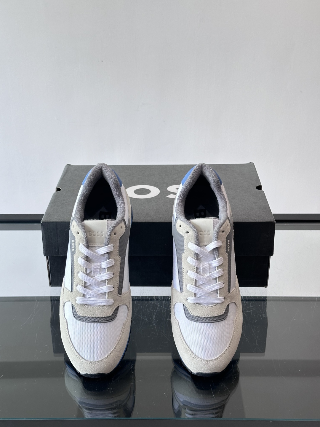 BOSS 意大利男士休闲运动鞋，官网一比一开模。精选光滑进口牛皮➕科技布面料制成。采用橡胶外底和品牌标识