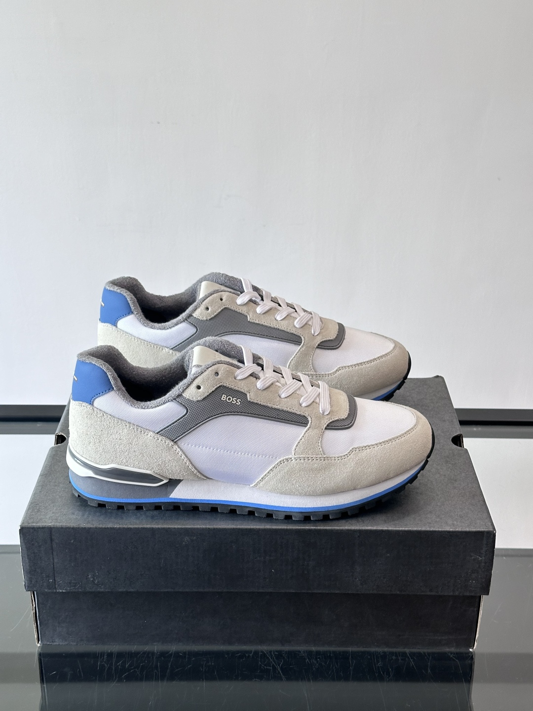 BOSS 意大利男士休闲运动鞋，官网一比一开模。精选光滑进口牛皮➕科技布面料制成。采用橡胶外底和品牌标识
