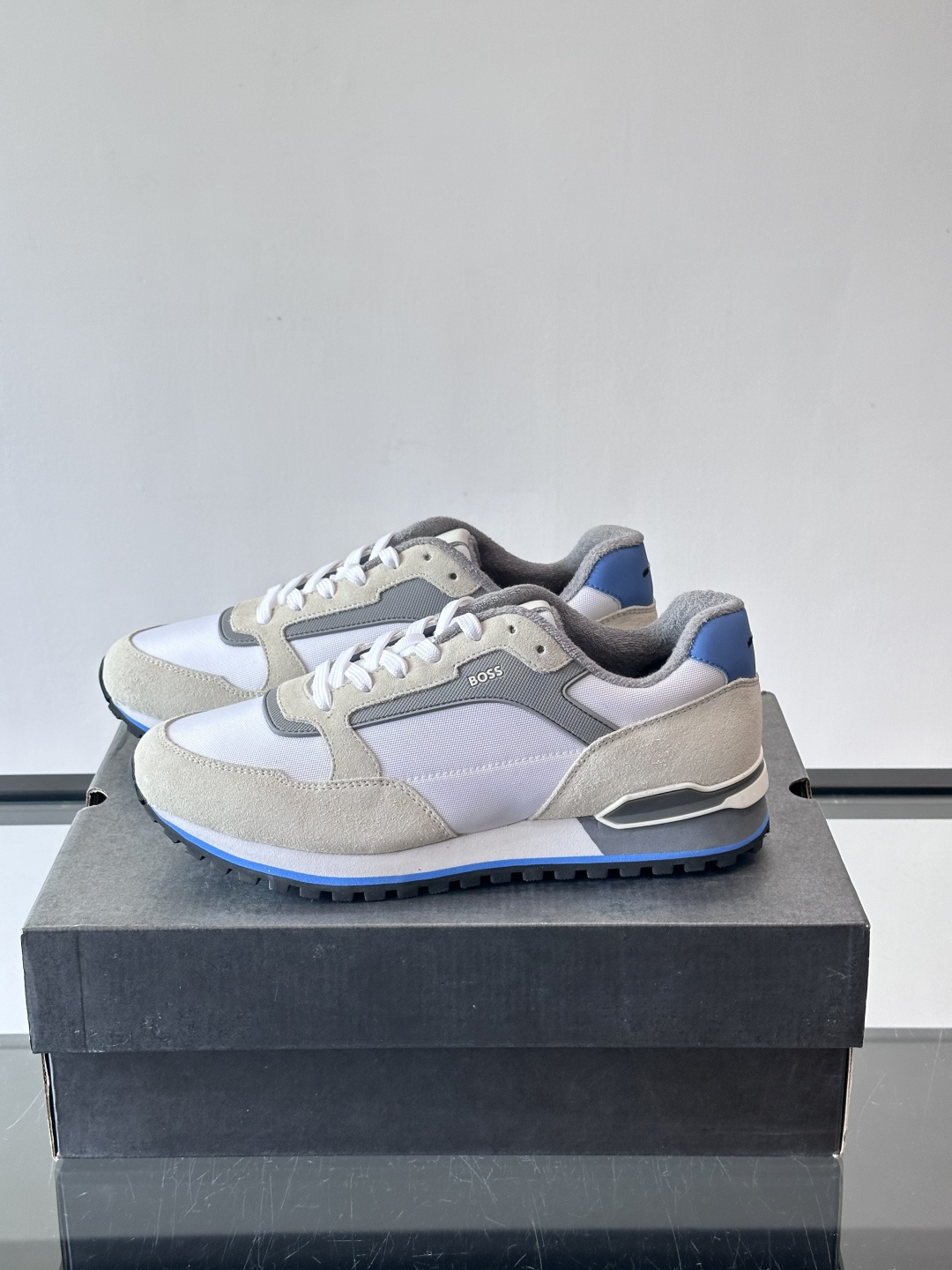 BOSS 意大利男士休闲运动鞋，官网一比一开模。精选光滑进口牛皮➕科技布面料制成。采用橡胶外底和品牌标识