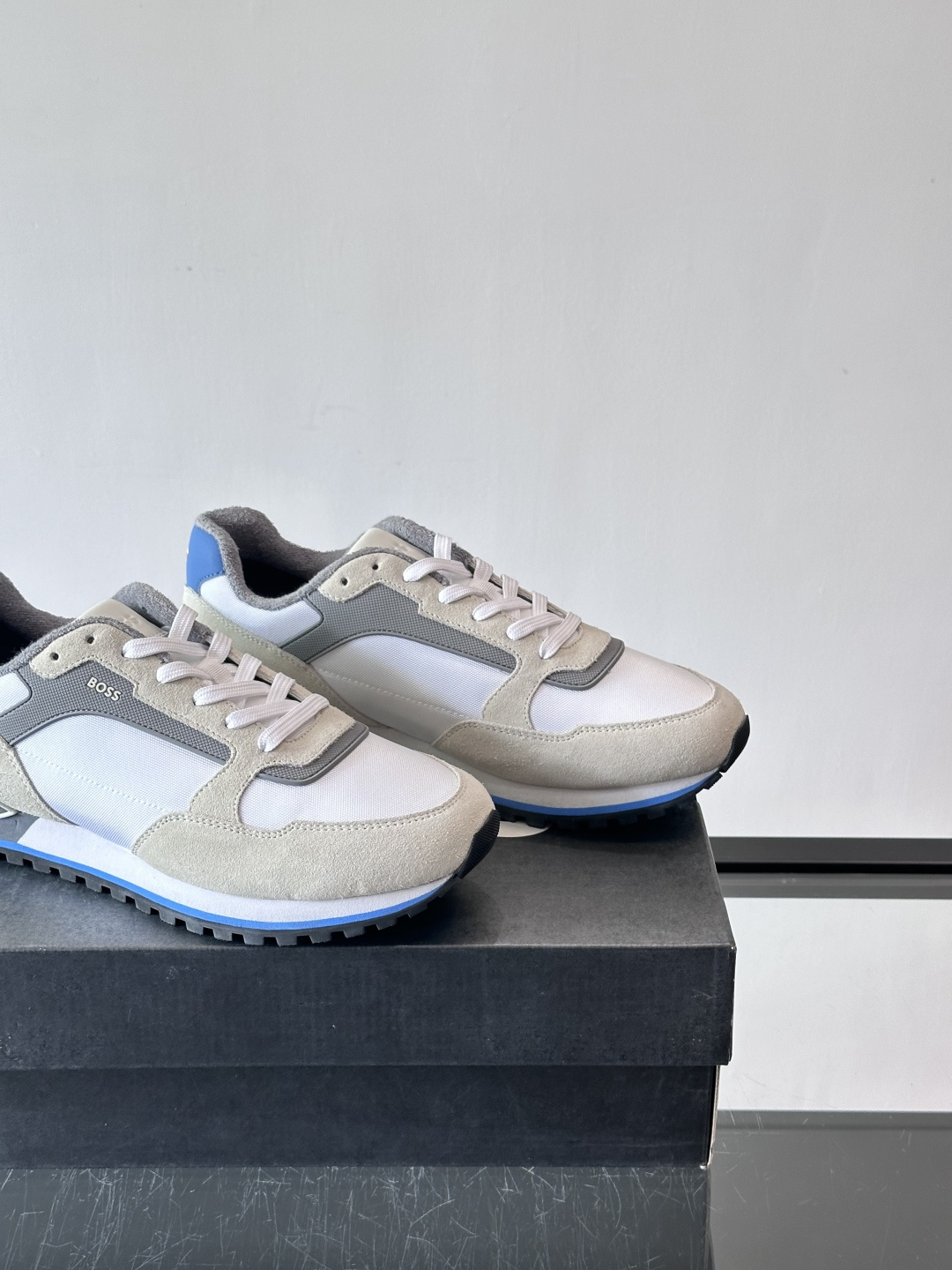 BOSS 意大利男士休闲运动鞋，官网一比一开模。精选光滑进口牛皮➕科技布面料制成。采用橡胶外底和品牌标识