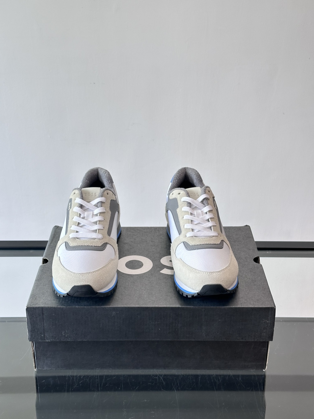 BOSS 意大利男士休闲运动鞋，官网一比一开模。精选光滑进口牛皮➕科技布面料制成。采用橡胶外底和品牌标识