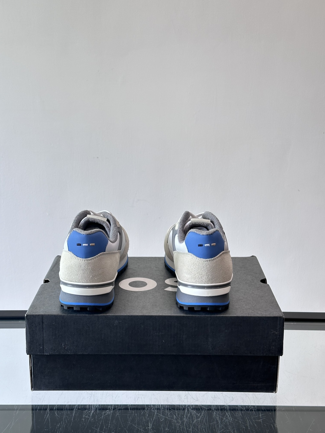 BOSS 意大利男士休闲运动鞋，官网一比一开模。精选光滑进口牛皮➕科技布面料制成。采用橡胶外底和品牌标识