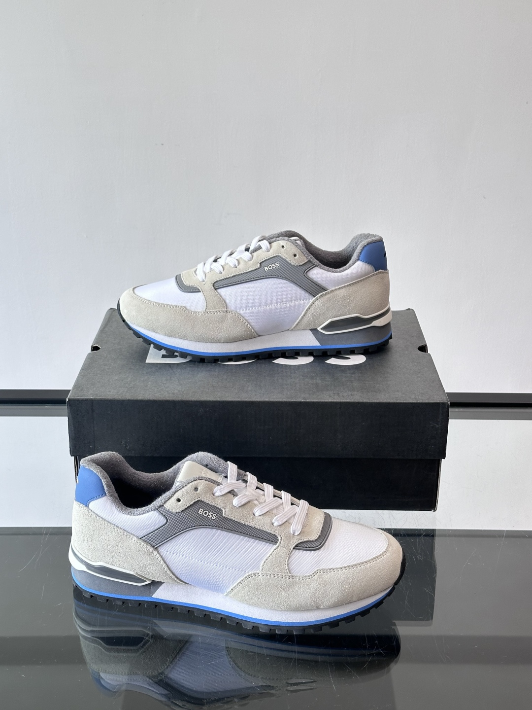 BOSS 意大利男士休闲运动鞋，官网一比一开模。精选光滑进口牛皮➕科技布面料制成。采用橡胶外底和品牌标识