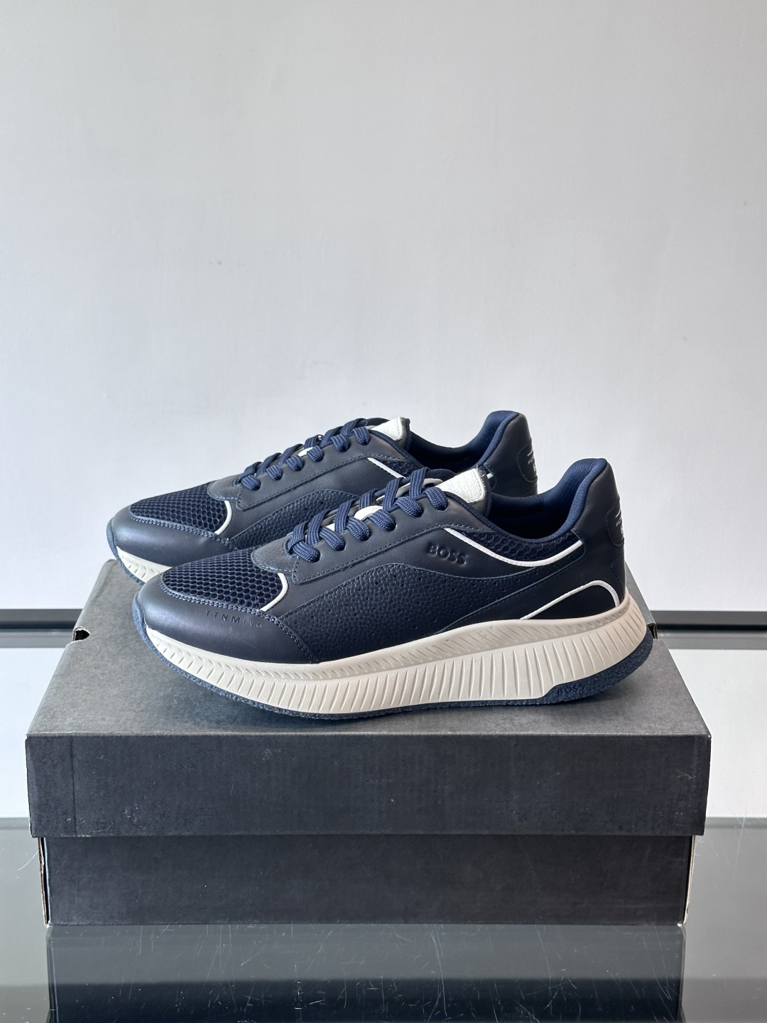 BOSS 意大利男士休闲运动鞋，官网一比一开模。精选光滑进口牛皮➕透气布面料制成。采用橡胶外底和品牌标识