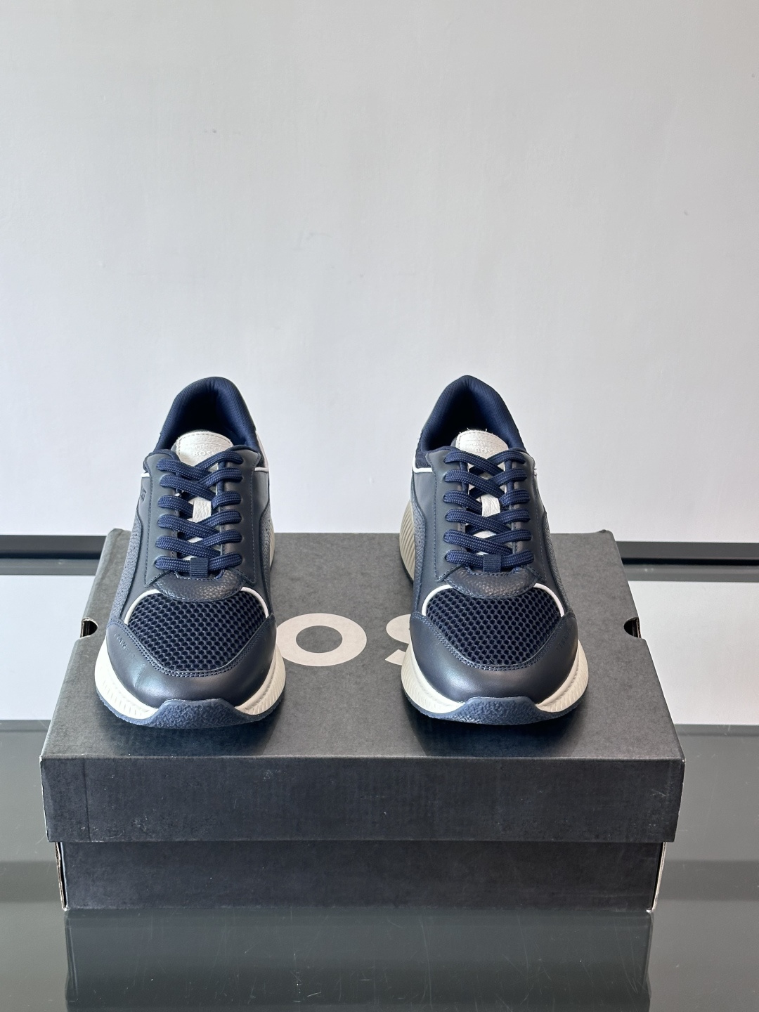 BOSS 意大利男士休闲运动鞋，官网一比一开模。精选光滑进口牛皮➕透气布面料制成。采用橡胶外底和品牌标识