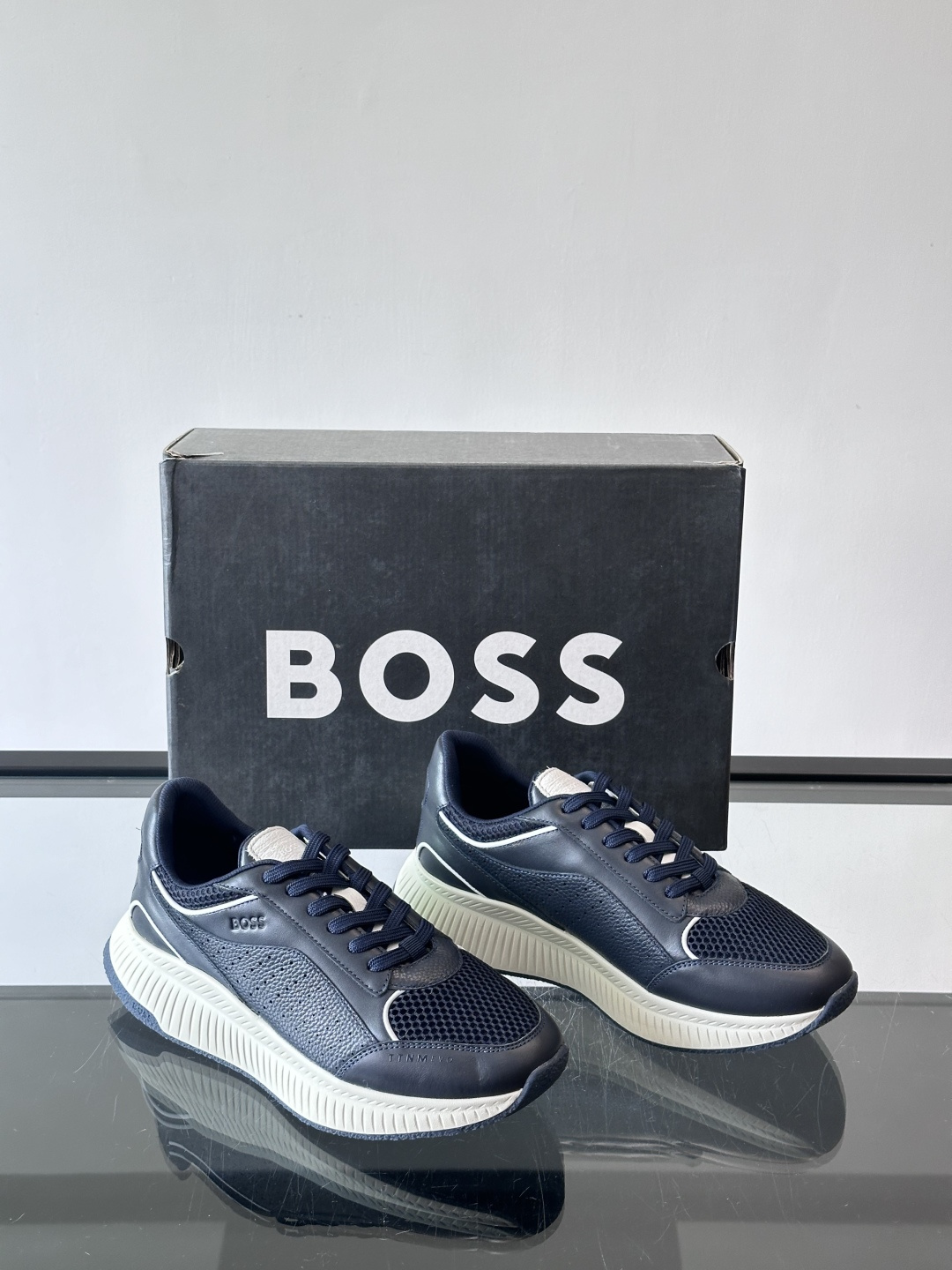 BOSS 意大利男士休闲运动鞋，官网一比一开模。精选光滑进口牛皮➕透气布面料制成。采用橡胶外底和品牌标识
