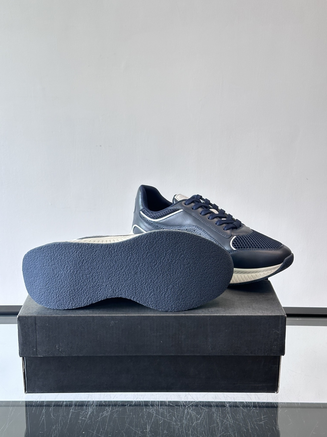 BOSS 意大利男士休闲运动鞋，官网一比一开模。精选光滑进口牛皮➕透气布面料制成。采用橡胶外底和品牌标识