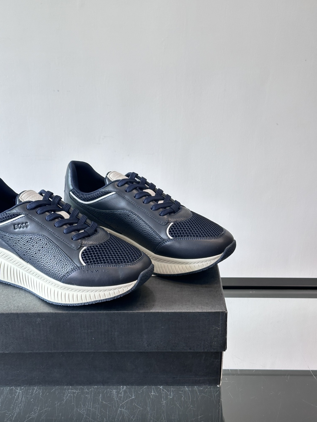 BOSS 意大利男士休闲运动鞋，官网一比一开模。精选光滑进口牛皮➕透气布面料制成。采用橡胶外底和品牌标识