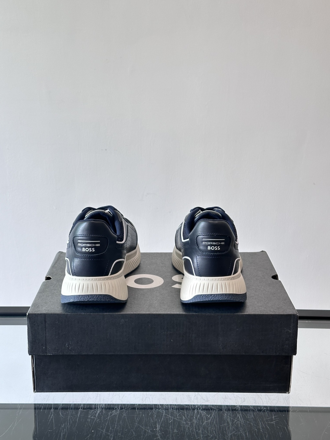 BOSS 意大利男士休闲运动鞋，官网一比一开模。精选光滑进口牛皮➕透气布面料制成。采用橡胶外底和品牌标识