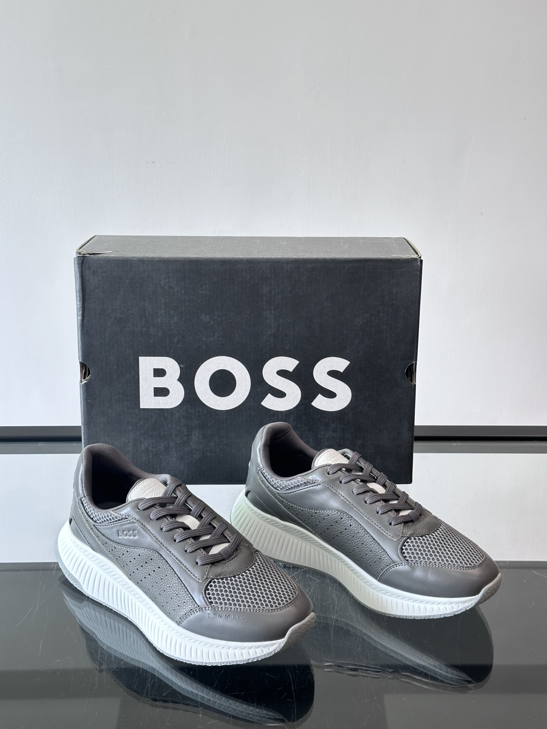 BOSS 意大利男士休闲运动鞋，官网一比一开模。精选光滑进口牛皮➕透气布面料制成。采用橡胶外底和品牌标识