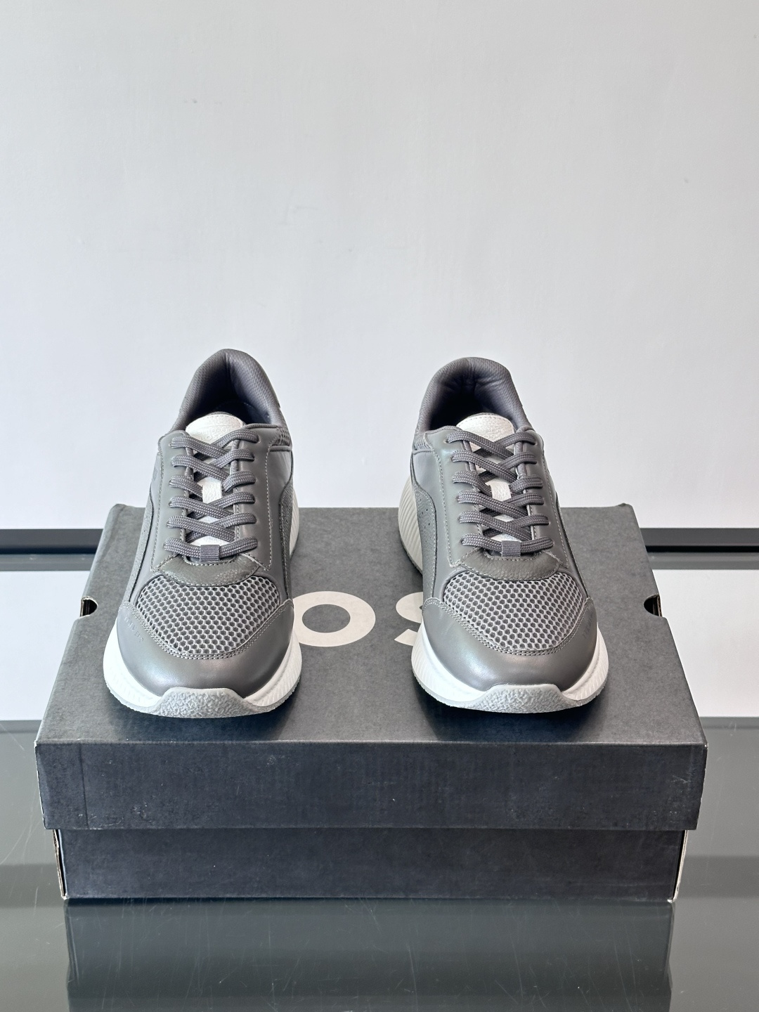 BOSS 意大利男士休闲运动鞋，官网一比一开模。精选光滑进口牛皮➕透气布面料制成。采用橡胶外底和品牌标识