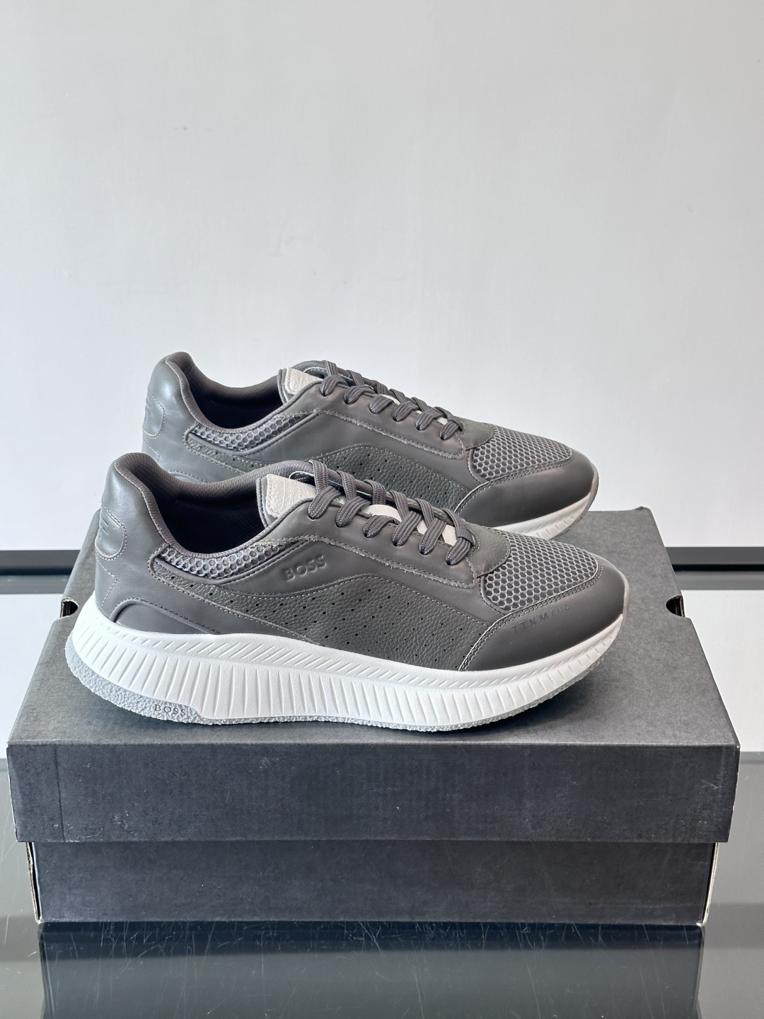 BOSS 意大利男士休闲运动鞋，官网一比一开模。精选光滑进口牛皮➕透气布面料制成。采用橡胶外底和品牌标识