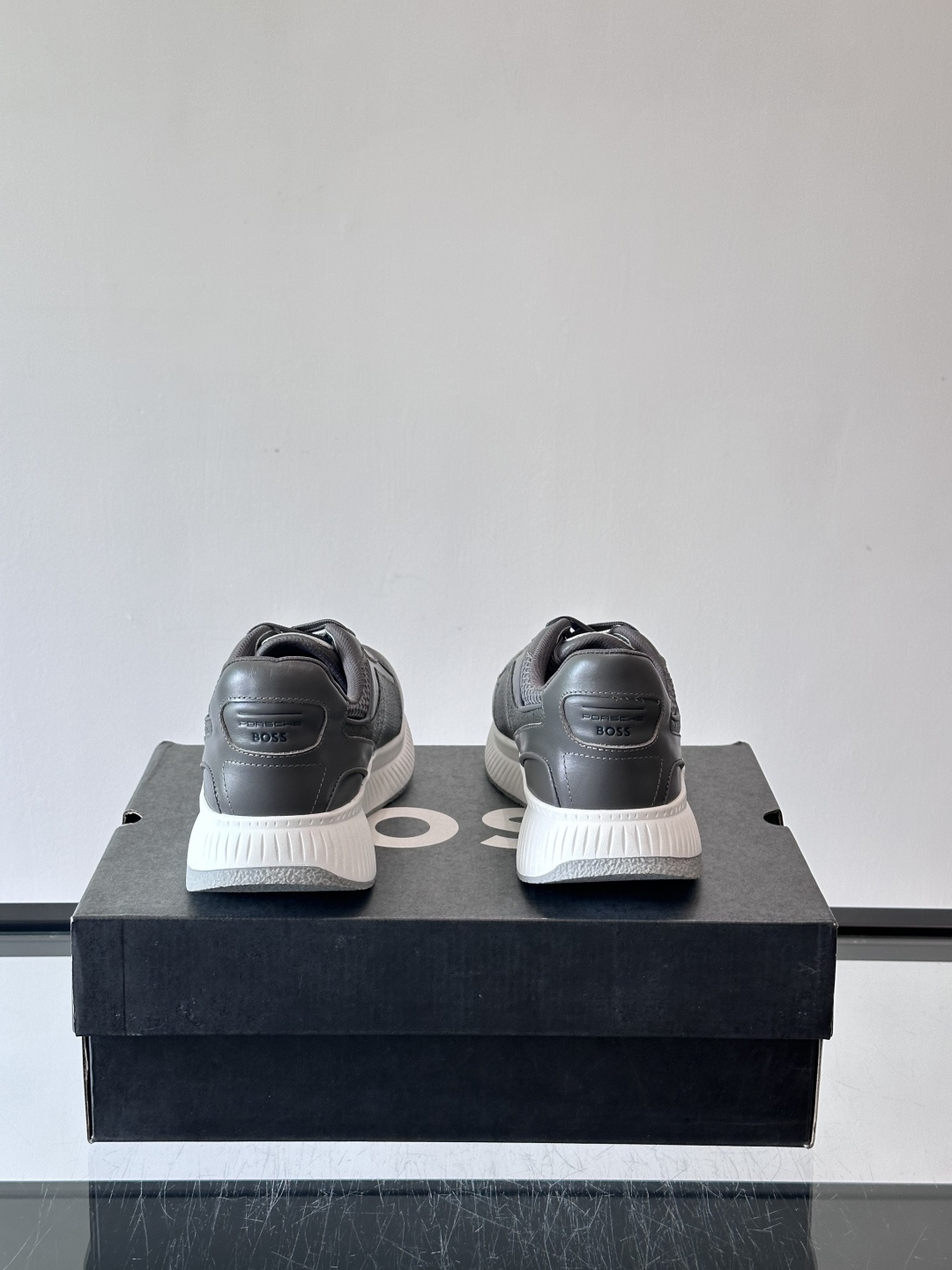 BOSS 意大利男士休闲运动鞋，官网一比一开模。精选光滑进口牛皮➕透气布面料制成。采用橡胶外底和品牌标识