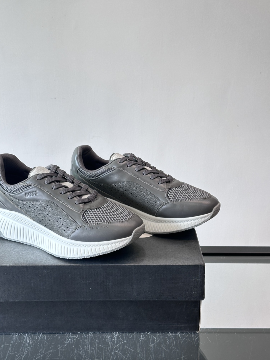 BOSS 意大利男士休闲运动鞋，官网一比一开模。精选光滑进口牛皮➕透气布面料制成。采用橡胶外底和品牌标识