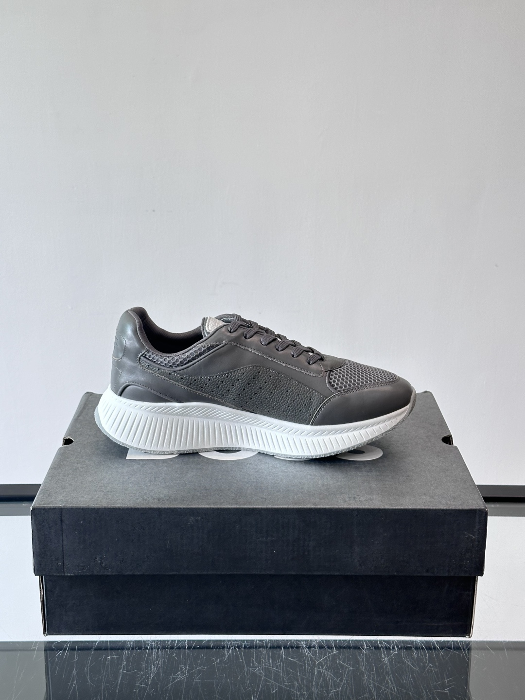 BOSS 意大利男士休闲运动鞋，官网一比一开模。精选光滑进口牛皮➕透气布面料制成。采用橡胶外底和品牌标识