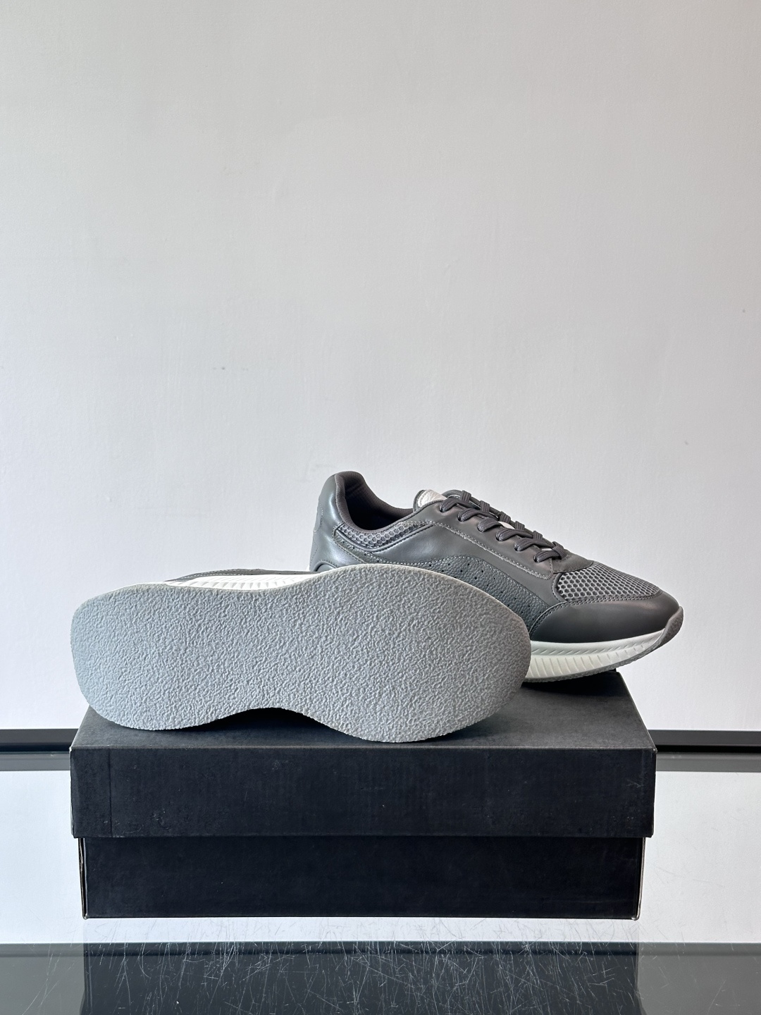 BOSS 意大利男士休闲运动鞋，官网一比一开模。精选光滑进口牛皮➕透气布面料制成。采用橡胶外底和品牌标识